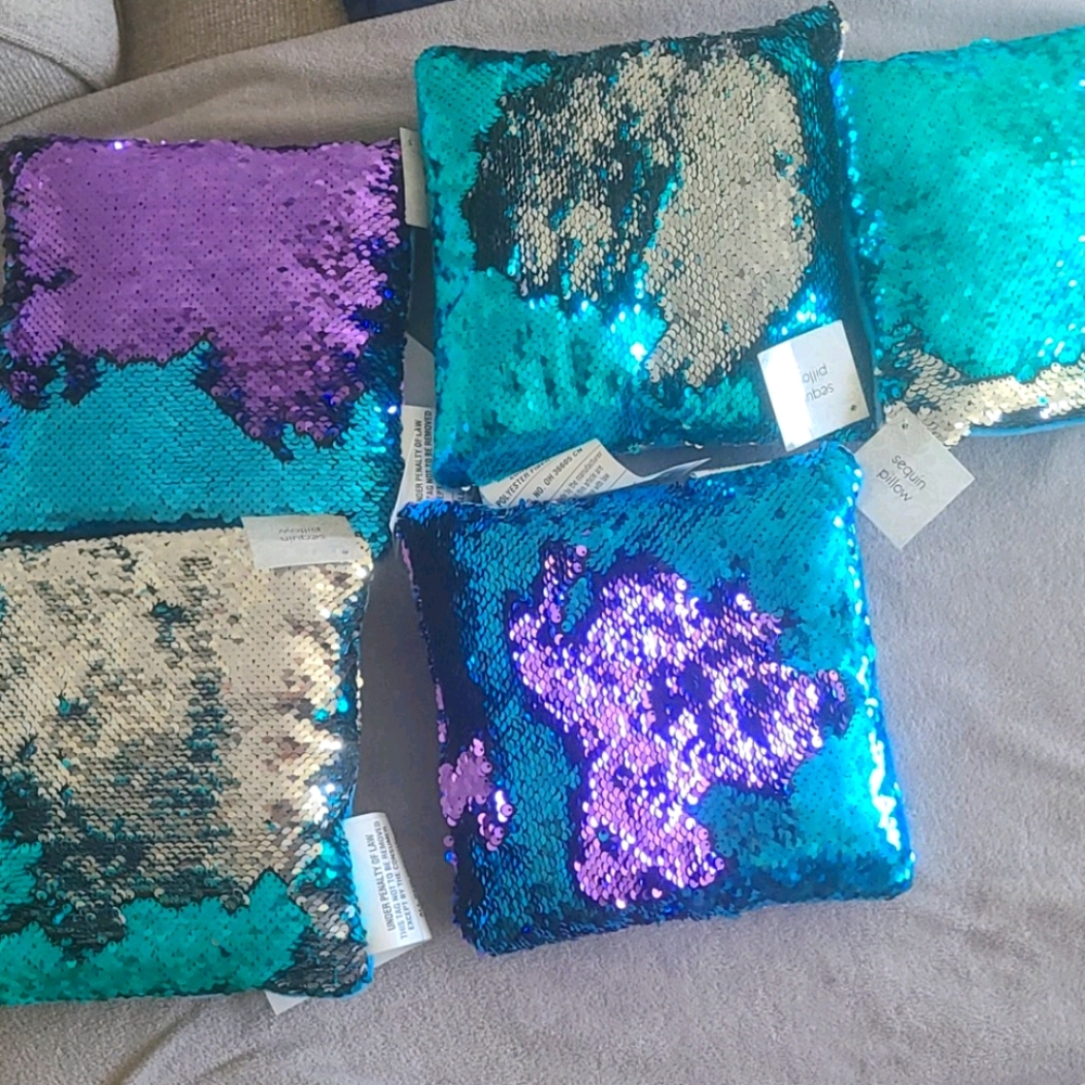 4 pillows****